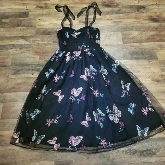 NWT Butterfly Embroidered Floral Tulle Dress Size Medium - Picture 3 of 13